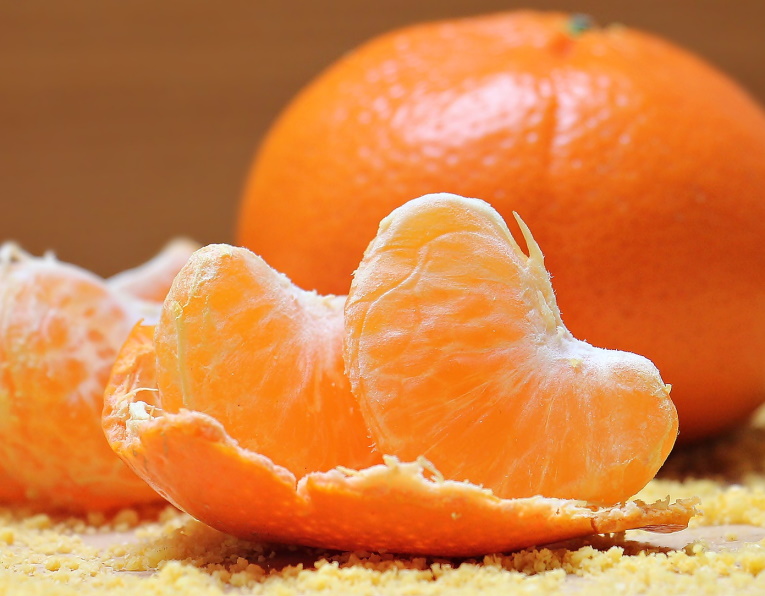 Orange slices, peel and whole orange